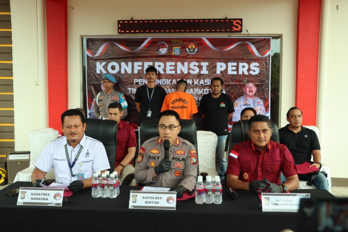 Kapolres Bintan, AKBP Riki Iswoyo melaksanakan konferensi pers, Kamis (16/5/2024). Satuan Reserse Narkoba Polres Bintan kembali menangkap seorang tersangka pengedar narkotika jenis sabu-sabu berinisial TK (42) f,Polres Bintan