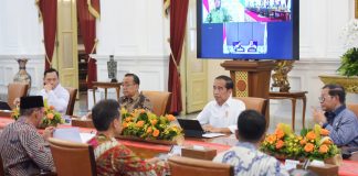 Presiden Berikan Arahan Penanganan Pengungsi Erupsi Gunung Ruang di Sulut, Berikut Arahannya Presiden Jokowi memimpin Ratas mengenai Penanganan Pengungsi Erupsi Gunung Ruang, di Jakarta, Jumat (03/05/2024). (Foto: Humas Setkab./Agung)