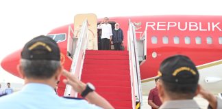 Presiden Jokowi Tinjau Banjir di Sumatra Barat Presiden Jokowi lepas landas dari Pangkalan TNI AU Halim Perdanakusuma, Jakarta, Selasa (21/05/2024) untuk bertolak menuju Sumbar. (Foto: BPMI Setpres/Kris)