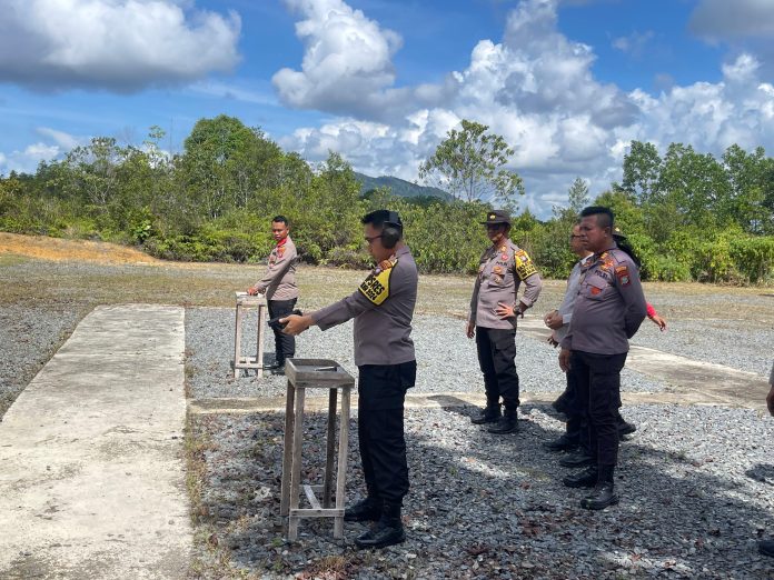 Kapolres Bintan lmelaksanakan latihan menembak di lapangan Tembak Tunggal Panaluan Polres Bintan, Kamis (2/5/2024) f, Polres Bintan