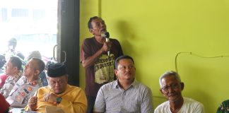 Jumat Curhat, Warga Kijang Sampaikan Curhat Kepada Kapolres Bintan Warga Kijang menyampaikan isi curhatan kepada Kapolres Bintan AKBP Riky Iswoyo saat melaksanakan Jumat Curhat bersama masyarakat Kijang di Kedai Kopi Imam Kampung Sei Datuk Kelurahan Kijang Kota Kecamatan Bintan Timur pada Jumat (3/5/2024). F, Polres Bintan