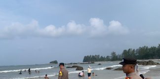 Personel Polsek Gunung Kijang Patroli dan Beri Imbauan di Tempat Wisata Pantai Personel Polsek Gunung Kijang melakukan patroli di tempat wisata yaitu di Pantai Tergok dan Pantai Rani yang berlokasi di Desa Malang Rapat Kecamatan Gunung Kijang, Sabtu (04/05/24) f, Polres Bintan