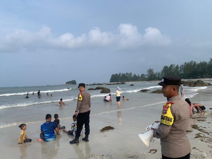 Personel Polsek Gunung Kijang melakukan patroli di tempat wisata yaitu di Pantai Tergok dan Pantai Rani yang berlokasi di Desa Malang Rapat Kecamatan Gunung Kijang, Sabtu (04/05/24) f, Polres Bintan
