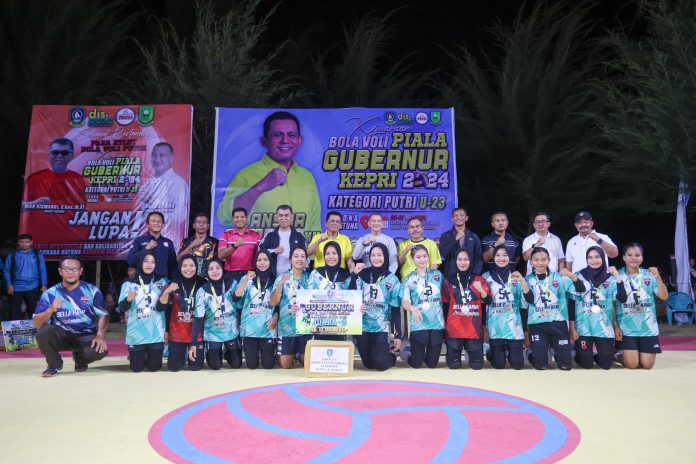 Ansar Ahmad menutup secara resmi Kejuaraan Bola Voli Piala Gubernur Kepri Kategori Putri U-23 zona Kabupaten Natuna di Pantai Piwang, Selasa (07/05/2024) malam f, diskominfo Kepri