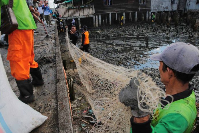 Pemko Tanjungpinang melakukan pemasangan jaring penahan sampah di kawasan pesisir Tanjungpinang, Minggu (12/5) f,Pemko Tanjungpinang