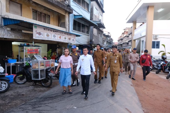 Penjabat Wali Kota Tanjungpinang Hasan, S.Sos menata kawasan Pasar Baru, melalui penertiban pedagang kaki lima, meja, dan lapak yang memakan badan sejak Senin (13/5) dini hari, dan dilanjutkan kembali Selasa (14/5) f, Pemko Tanjungpinang