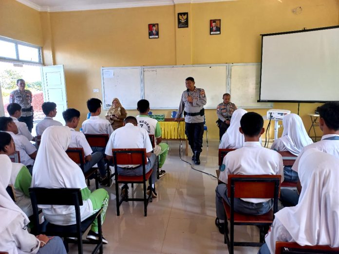 Sat Binmas Polresta Tanjungpinang melaksanakan penyuluhan Kamtibmas tentang bahaya narkoba dan kenakalan remaja, di SMA Negeri 7 Tanjungpinang, Selasa (14/05/2024) f, Polresta Tanjungpinang