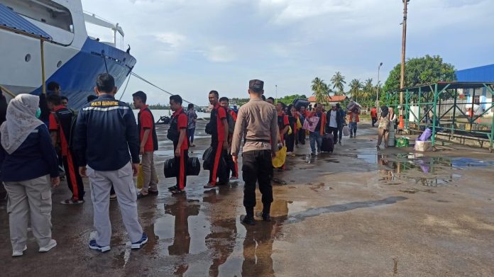 Dari 1017 orang penumpang yang berangkat terdapat juga Pekerja Migran Indonesia bermasalah (PMIB) dari Malaysia, yang akan diberangkatkan menuju Provinsi DKI Jakarta oleh rumah perlindungan dan trauma centre (RPTC) Tanjung Pinang menggunakan KM Umsini yang berjumlah 39 orang f, Polres Bintan