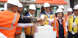 Akankah Jembatan Batam-Bintan Terealisasi, Survey Penyelidikan Tanah Jembatan Batam-Bintan Dimulai Gubernur Kepulauan Riau H. Ansar Ahmad bersama Kepala Balai Pelaksanaan Jalan Kepri Stanley Citoro Haggard Tuapattinaja menekan tombol sirine di atas kapal MV Trinity Surveyor sebagai tanda dimulainya survey penyelidikan kedalaman tanah Jembatan Batam-Bintan di perairan Tanjung Sauh, Batam, Senin (27/05) f, diskominfo Kepri