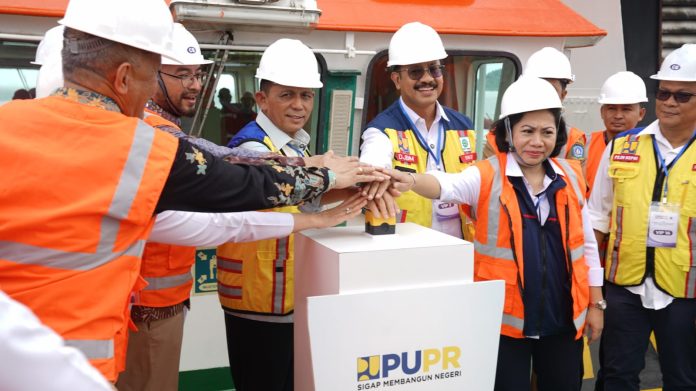 Gubernur Kepulauan Riau H. Ansar Ahmad bersama Kepala Balai Pelaksanaan Jalan Kepri Stanley Citoro Haggard Tuapattinaja menekan tombol sirine di atas kapal MV Trinity Surveyor sebagai tanda dimulainya survey penyelidikan kedalaman tanah Jembatan Batam-Bintan di perairan Tanjung Sauh, Batam, Senin (27/05) f, diskominfo Kepri