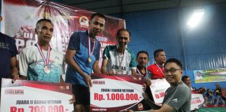 Turnamen Badminton Polres Bintan Berakhir, Ini Pemenangnya Kapolres Bintan, AKBP, Riky Iswoyo memberikan hadiah untuk para pemenang pertandingan Badminton yang digelar mulai tanggal 25 Mei 2024 dan berakhir tadi malam, Senin (27/5/2024) f, Polres Bintan