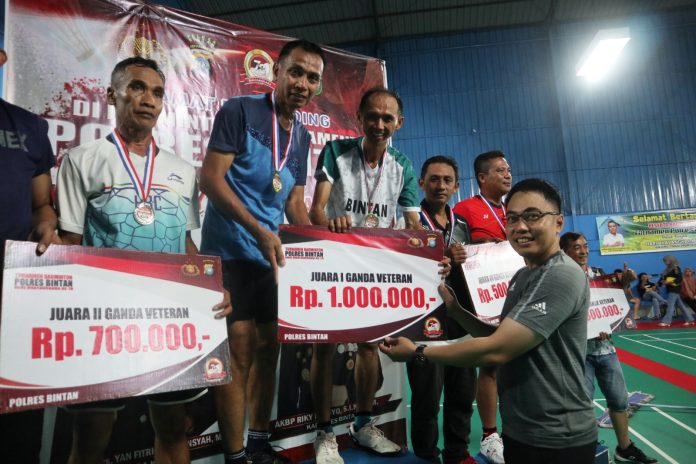 Kapolres Bintan, AKBP, Riky Iswoyo memberikan hadiah untuk para pemenang pertandingan Badminton yang digelar mulai tanggal 25 Mei 2024 dan berakhir tadi malam, Senin (27/5/2024) f, Polres Bintan