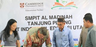 Mantap, Siswa dan Guru SMPIT Al Madinah Tanjungpinang Akan Ikuti Pelatihan Bahasa Inggris Kualitas Oxford penandatanganan nota Kesepahaman (MoU) oleh Founder of TeachCast Kent Holiday, Ketua Yayasan Pendidikan Al Madinah Kepulauan Riau Abdul Manan Asngari dan Kepala SMPIT Al Madinah Tanjungpinang Harjanto, Selasa (28/5/2024) siang f,ist