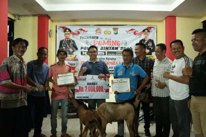 Pemberian hadiah 2 ekor Kambing diserahkan Kapolres Bintan saat menutup Turnamen Domino Polres Bintan dalam rangka menyambut HUT Bhayangkara Ke-78 Tahun 2024 yang dilaksanakan di Mapolsek Gunung Kijang pada Selasa malam (28/5/2024) f, Polres Bintan