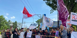 Koalisi Jurnalis dan Mahasiswa Tanjungpinang – Bintan Tolak RUU Penyiaran Puluhan jurnalis dan mahasiswa yang tergabung dalam Koalisi Jurnalis dan Mahasiswa Tanjungpinang - Bintan menggelar aksi unjuk rasa menyuarakan penolakan terhadap RUU Penyiaran, di Lapangan Pamedan A Yani, Kota Tanjungpinang, Jumat (31/5/2024) f, AJI Tanjungpinang
