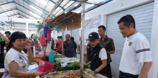 Pancing Warga Belanja di Pasar Encik Puan, Pemko Bagikan 1.300 Kupon Belanja Penjabat (Pj) Wali Kota Tanjungpinang, Hasan saat ikut memantau Pasar Encik Puan Perak, Sabtu (18/5) f,Pemko Tanjungpinang