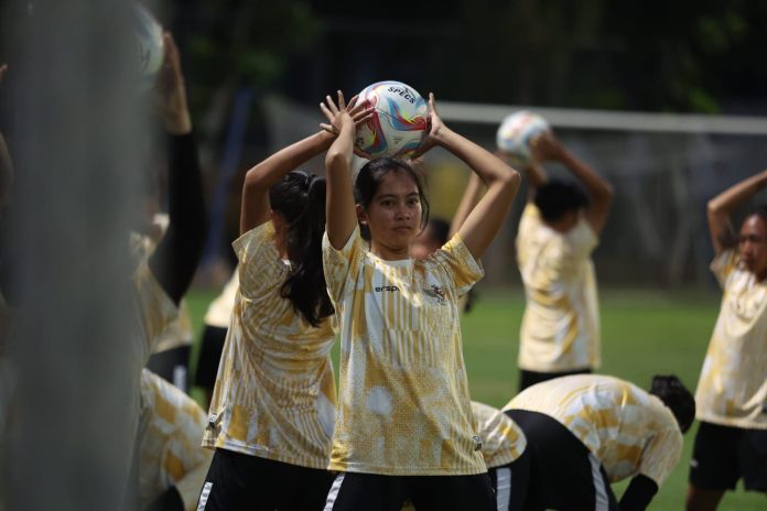 Pelatih Timnas Wanita Indonesia, Satoru Mochizuki, terus mengasah kemampuan anak asuhnya untuk laga uji coba internasional melawan Singapura di Stadion Madya, Jakarta, Selasa (28/5) f,pssi