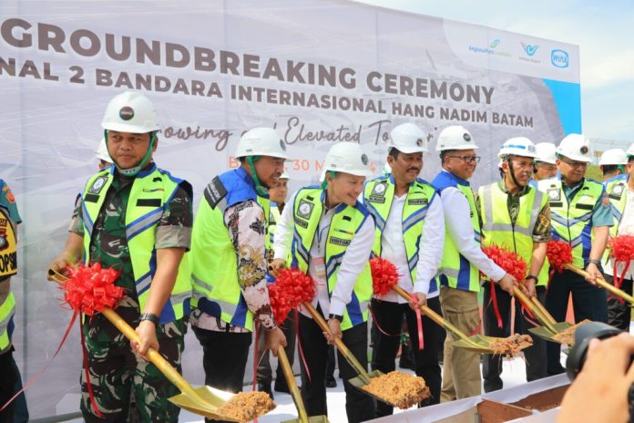 Ketua DPRD Kota Batam Nuryanto ikut melakukan peletakan batu pertama tanda dimulainya pembangunan Terminal II Bandara Internasional Hang Nadim di Batam, Kamis (30/05/2024) f,DPRD Batam