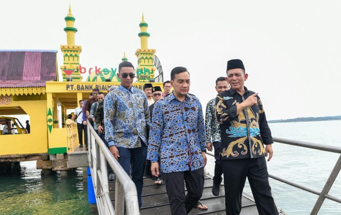Menteri Besar Johor Dato' Onn Hafiz Ghazi beserta rombongannya berkunjung ke Pelabuhan Pulau Penyengat, Tanjungpinang, Jumat (24/5) f,Pemprov Kepri