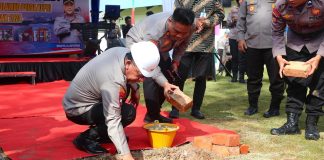 Rusun untuk Personel Ditpolairud Polda Kepri Mulai Dibangun Kapolda Kepri Irjen. Pol. Drs. Yan Fitri Halimansyah, pimpin pelaksanaan peletakan batu pertama pembangunan rumah susun bagi personel Ditpolairud Polda Kepri di Mako Ditpolairud Polda Kepri, Jumat (17/05/2024) f,Polda Kepri
