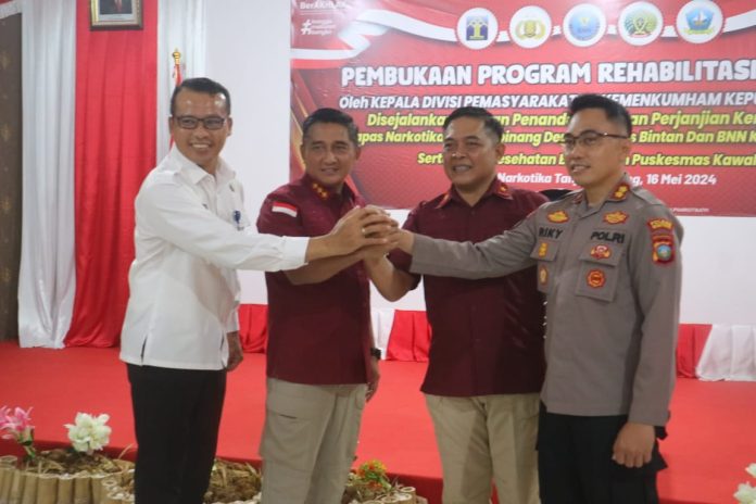 Kapolres Bintan AKBP Riky Iswoyo dan turut hadir bersama Kalapas Narkotika Tanjung Pinang, Kepala BNN kota Tanjungpinang, Kepala Bidang Pelayanan tahanan dan Kepala Dinas sosial Kabupaten Bintan dalam peluncuran Program Rehabilitasi sosial bagi warga binaan yang ada di Lapas Narkotika Kelas IIA Tanjungpinang Kamis (16/5/2024) f,Polres Bintan