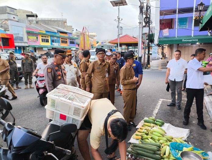 Pemko Tanjungpinang mulai melakukan penertiban terhadap para pedagang kaki lima di kawasan Gambir dan Sekitarnya, Senin (13/5/2024) f,Pemko Tanjungpinang