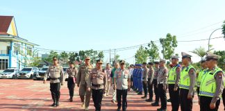 Siap Amankan Bintan Triathlon 2024, Wakapolres Cek Kesiapan Personel Wakapolres Bintan Kompol Amir Hamzah melakukan pengecekan akhir kesiapan pasukan pengamanan Bintan Triathlon 2024 dengan melaksanakan apel gelar pasukan di lapangan Bhayangkar Polres Bintan, Kamis (30/5/2024). f,Polres Bintan