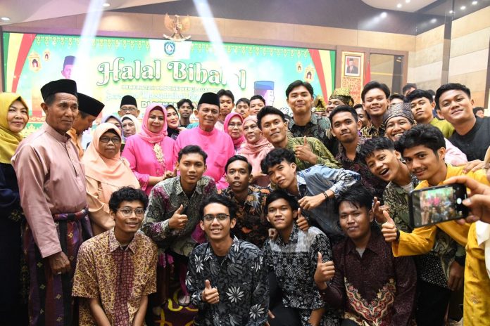 Gubernur Kepri, H, Gubernur Ansar bersilaturahmi bersama masyarakat perantauan dari Kepri di Aula Menara Dang Merdu BRK Syariah, Pekanbaru, Jumat (03/05). f,disominfo Kepri