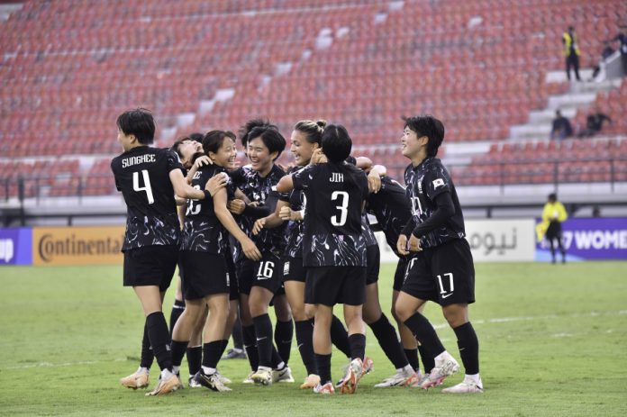 Pemain tim Korsel wanita merayakan kemenangan atas Tiongkok dalam perebutan juara ketiga Piala Asia Wanita U-17 pada hari Minggu (19/5) yang berlangsung di Stadion Kapten I Wayan Dipta, Gianyar, Bali. f,pssi