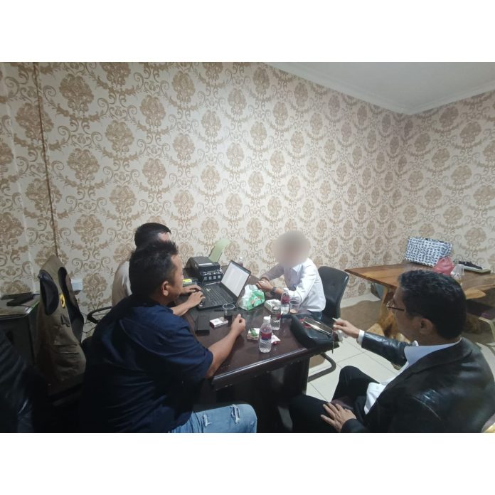 Mantan Penjabat (Pj) Wali Kota Tanjungpinang Hasan (47) saat menjalani pemeriksaan sebagai tersangka di Polres Bintan Polda Kepulauan Riau pada Jumat kemaren (7/6/2024) f,Polres Bintan