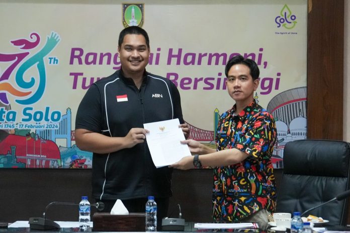 Wali Kota Solo Gibran Rakabuming Raka mengucapkan terima kasih kepada Kemenpora dan Menteri Pemuda dan Olahraga Republik Infonesia (Menpora RI) Dito Ariotedjo yang menunjuk Solo sebagai tuan rumah penyelenggaraan Pekan Paralimpiade Nasional (Peparnas) 2024. (foto: egan/kemenpora.go.id)
