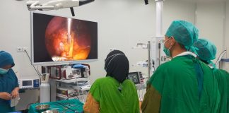 Operasi Laparoskopi Kista Ginjal Perdana di RSUD RAT Sukses Dilakukan dr. Erlan Jaya, Sp.U dan Tim RSUD Raja Ahmad Tabib mencatat sejarah baru dengan suksesnya pelaksanaan operasi laparoskopi kista ginjal perdana oleh dr. Erlan Jaya, Sp.U beserta tim operasi f,rsup Kepri