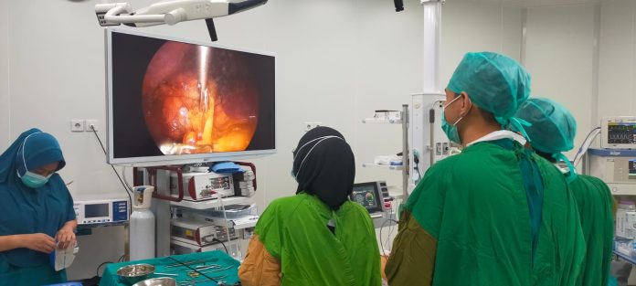 RSUD Raja Ahmad Tabib mencatat sejarah baru dengan suksesnya pelaksanaan operasi laparoskopi kista ginjal perdana oleh dr. Erlan Jaya, Sp.U beserta tim operasi f,rsup Kepri