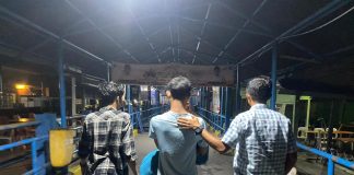 Dikira Hilang, Rupanya Anak Gadis di Bawah Umur Berada di Kos-Kosan di Batam Bersama Pria Cabul Tersangka AP saat digiring personel Reskrim Polres Bintan di Pelabuhan f,Polres Bintan