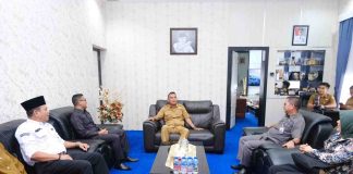 Dikunjungi KPU Tanjungpinang, Pj Wako Tanjungpinang, Andri Siap Sukseskan Pilkada Serentak Komisi Pemilihan Umum (KPU) Tanjungpinang bersilaturahmi dengan Pj Wali kota Tanjungpinang di Ruang Kerja Wali kota, Senin (10/6/2024) f,Pemko Tanjungpinang