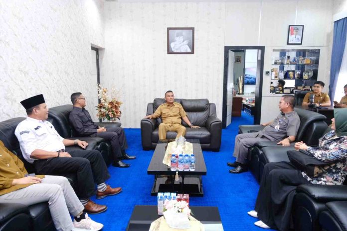 Komisi Pemilihan Umum (KPU) Tanjungpinang bersilaturahmi dengan Pj Wali kota Tanjungpinang di Ruang Kerja Wali kota, Senin (10/6/2024) f,Pemko Tanjungpinang