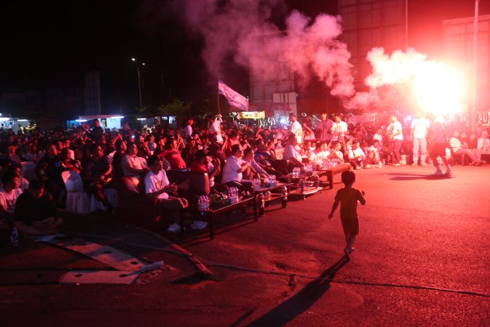 Kapolda Kepri Irjen. Pol. Drs. Yan Fitri Halimansyah, menggelar kegiatan nonton bareng final UEFA Champions League 2024 yang mempertemukan Borussia Dortmund dan Real Madrid di Kompleks Pertokoan KBC Batam Center pada Minggu dinihari (2/6/2024) f, Polda Kepri