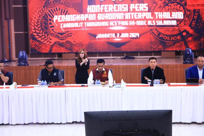 Kabareskrim Polri Komjen Pol Wahyu Widada saat menggelar konferensi pers, Minggu (1/6/2024). Tim gabungan Divisi Hubungan Internasional Polri, Polda Sumatera Utara dan Polda Bali menangkap buronan paling dicari di Thailand bernama Tongduang Chaowalit alias Pang Nardone. Diketahui bahwa Tongduang berada di Indonesia atau tepatnya di Medan. F, Humas Polri