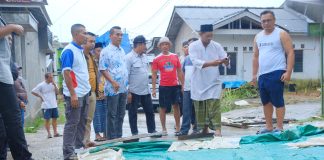 2 Hari Menjabat Pj Wako, Andri Rizal Temui Warga Terkait Penyelesaian PSU Dua hari menjabat, Penjabat Walikota Tanjungpinang, Andri Rizal Siregar menemui warga terkait upaya penyelesaian penyerahan aset prasarana, sarana dan utilitas (PSU) perumahan dan pemukiman, Minggu (2/6/2024) f, Pemko Tanjungpinang