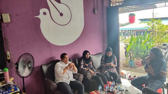 Ketua KPU Provinsi Kepri, Indrawan Susilo Prabowoadi dan jajaran berkunjung ke Sekretariat AJI Kota Tanjungpinang di Kompleks Bintan Center, Blok C Nomor 58, Jalan Di Pandjaitan, Kilometer 9, Jumat (7/6/2024). F, AJI Tanjungpinang