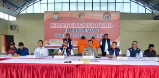 Ditreskrimsus Polda Kepri Amankan Dua Orang Penyalahgunaan BBM Subsidi Ditreskrimsus Polda Kepri menggelar konferensi pers di Hanggar Cakra Buana Samapta Polda Kepri, Rabu (12/6/2024) f, Polda Kepri