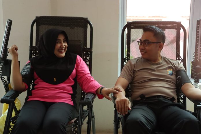 Kapolres Bintan AKBP Riky Iswoyo, ikut melaksanakan donor darah di Aula Sarja Arya Racana (SAR) Polres Bintan, Rabu (12/6/2024). Kegiatan ini dalam rangka memperingati hari Bhayangkara Ke-78 tahun 2024. F, Polres Bintan