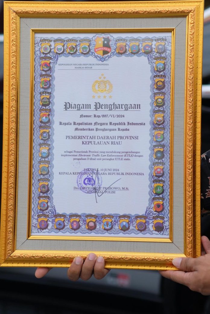 Kapolri Jenderal Pol. Listyo Sigit Prabowo mengapresiasi hal tersebut dan memberikan penghargaan kepada Gubernur Kepulauan Riau H. Ansar Ahmad menerima penghargaan dari Kapolri Jenderal Pol. Listyo Sigit Prabowo dalam acara yang digelar di The Alana Yogyakarta Hotel, Yogyakarta, Rabu (12/06) f, Diskominfo Kepri