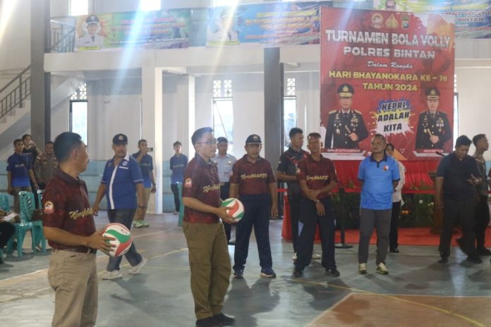 Polres Bintan kembali melakukan pertandingan olah raga dalam rangka peringati hari Bhayangkara Ke-78 tahun 2024. Turnamen diresmikan Kapolres Bintan AKBP Riky Iswoyo, di Gedung Olah Raga Demang Lebar Daun Kijang, Rabu sore (12/6/2024). F, Polres Bintan