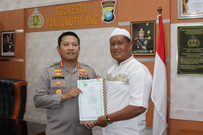 Kapolresta Tanjungpinang Kombes Pol. H. Ompusunggu, beri hadiah umroh kepada Mantan Kasat Binmas Polresta Tanjungpinang AKP Purnawirawan (Purn) Narsanta yang sudah memasuki masa purna bakti, Kamis (13/06/2024) f, Polresta Tanjungpinang