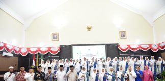 Raza Azmah Aunur Rafiq Dilantik Jabat Ketua BKMT Karimun Periode 2024-2029 Ketua Badan Kontak Majelis Taklim (BKMT) Provinsi Kepulauan Riau Dewi Kumalasari Ansar melantik Raja Azmah Aunur Rafiq beserta para pengurus daerah BKMT Kabupaten Karimun periode 2024-2029 di Gedung Nasional, Kabupaten Karimun, Kamis (13/6). F, diskominfo Kepri