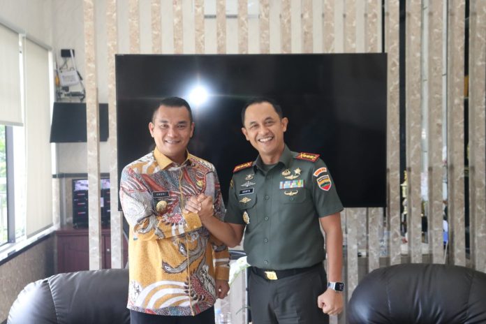 Komandan Kodim 0315/Tanjungpinang Kolonel Inf Eka Ganta Chandra, menyambut kunjungan PJ. Walikota Tanjungpinang Andri Rizal, dan rombongan dalam kegiatan Silaturahmi di Makodim 0315/Tanjungpinang, Kamis (20/6/2024). F, Pendim 0315