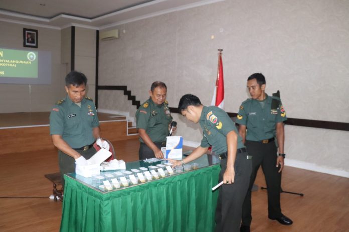 Kodim 0315/Tanjungpinang melaksanakan kegiatan Pencegahan, Pemberantasan, Penyalahgunaan dan Peredaran Narkoba (P4GN) Semester I Tahun 2024. Kegiatan dilaksanakan di Aula Makodim 0315/Tanjungpinang, Kamis (20/6/2024). F, Pendin 0315