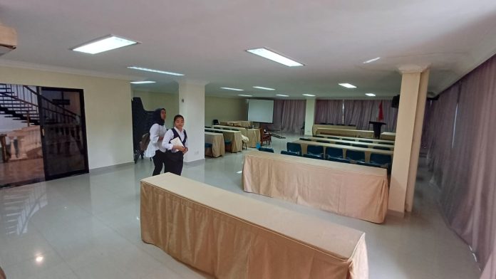Panitia meninjau hotel BBR yang akan menjadi tempat Konferensi Kota (Konferta) III AJI Tanjungpinang f, AJI
