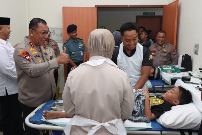 Biddokkes Polda Kepulauan Riau bersama RS Bhayangkara Batam dan jajaran Polda Kepri menyelenggarakan serangkaian kegiatan Bakti Kesehatan (Baktikes) yang memberikan berbagai layanan kesehatan bagi masyarakat di Rumah Sakit Bhayangkara Polda Kepulauan Riau. Rabu (26/6/2024) f, Polda Kepri